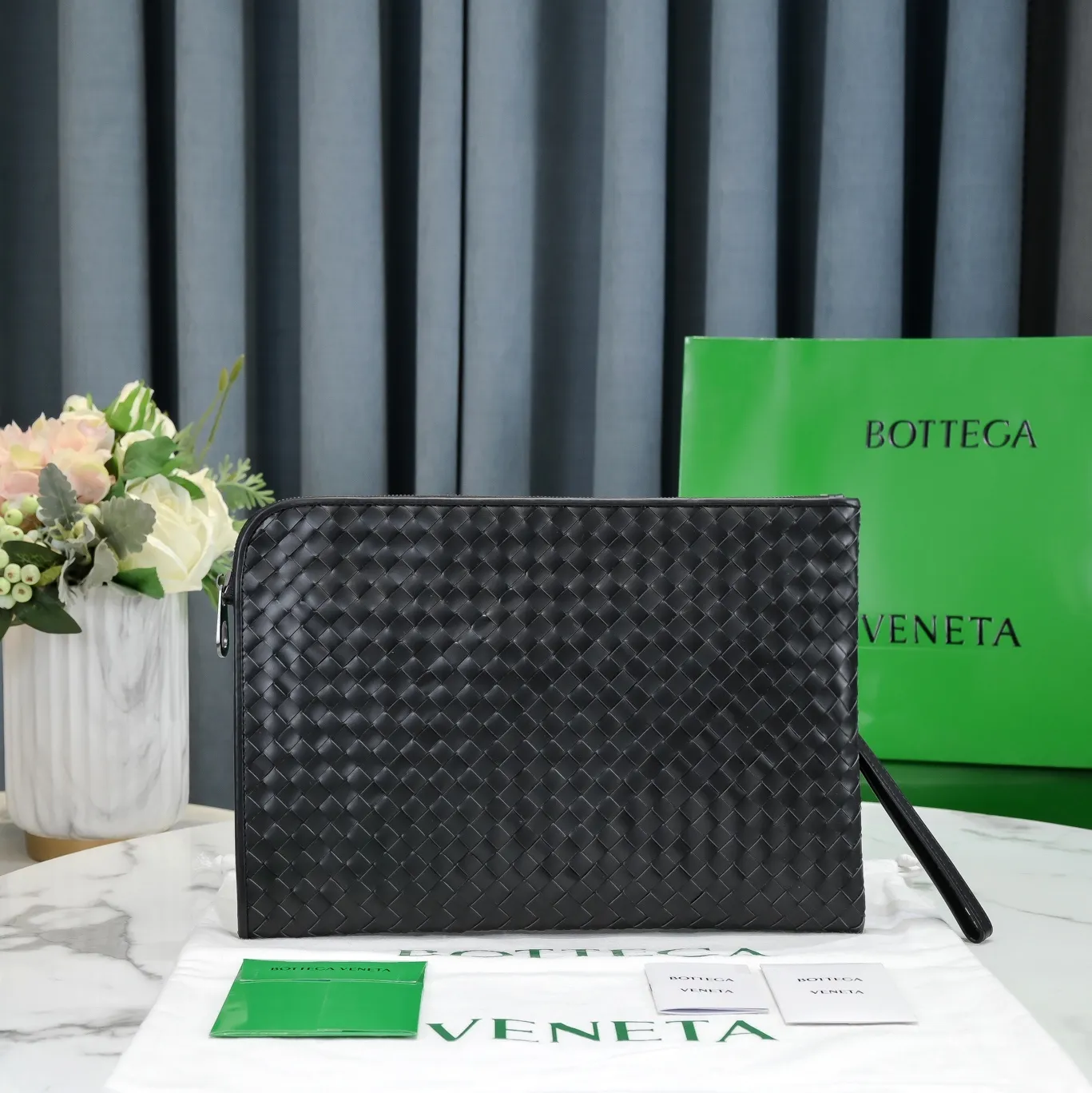 B's latest launch of a newly produced calf leather classic clutch bag with imported twill silk lining. 👄👄Simple design, durable, easy to carry, suitable for 11-inch tablets, handheld or put in a briefcase. Size 32*22*1【8825#】